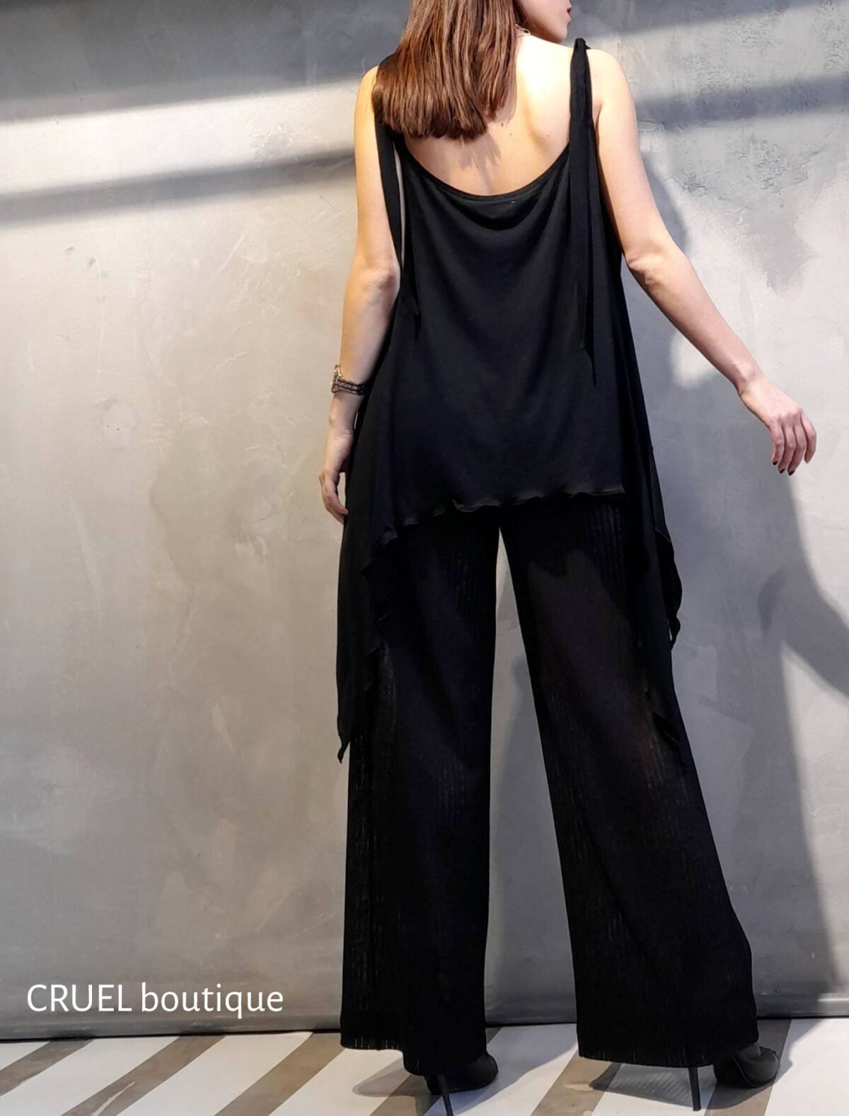 Cruel Asymmetric Top Black