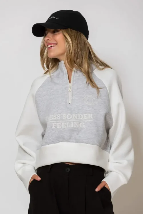 Less Sonder Feeling Crop Sweater