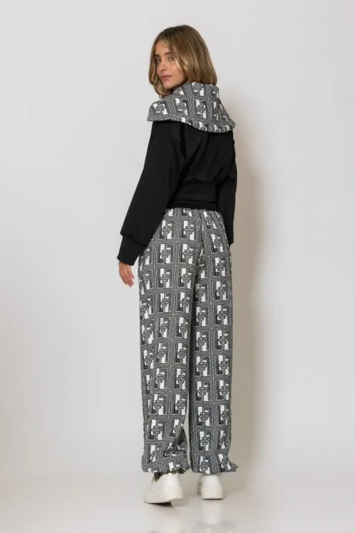 Less Sonder Feeling Crop Top